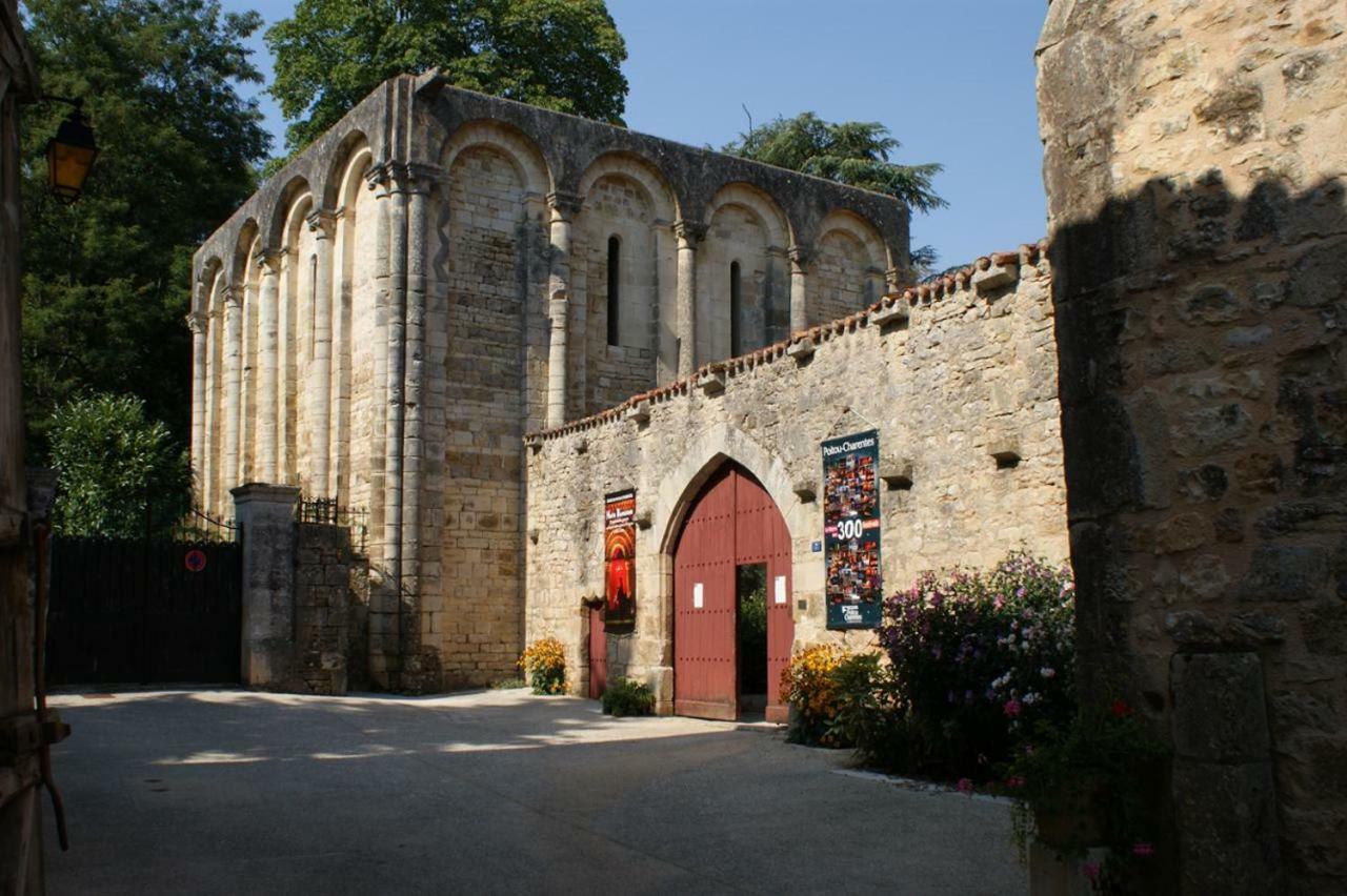 La Vieille Maison Rose Bed & Breakfast Nanteuil-en-Vallée Eksteriør bilde